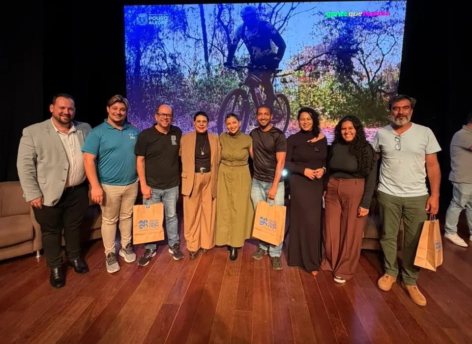 O I Fórum Sul Mineiro de Turismo e Desenvolvimento Econômico aconteceu nesta terça-feira (31), no Teatro Municipal de Pouso Alegre, reunindo autoridades estaduais, lideranças municipais e representantes do setor produtivo para discutir o papel estratégico do turismo no desenvolvimento regional. O evento apresentou, como destaque central, o estudo da Fundação Getulio Vargas (FGV), que comprova a injeção de R$ 55,6 milhões na economia local a partir dos eventos natalinos de 2024 e 2025. A abertura foi conduzida pelo prefeito Coronel Dimas e pelo vice-prefeito Igor Tavares, marcando o início de uma programação pautada por dados técnicos, articulação institucional e planejamento estratégico. Durante o encontro, o secretário municipal de Desenvolvimento Econômico, José Carlos Costa, apresentou uma análise detalhada do posicionamento de Pouso Alegre no cenário econômico nacional, reforçando o protagonismo do município. O painel “Conexão Desenvolvimento: Investimento, Parceria e Resultados” promoveu a integração entre poder público e iniciativa privada, evidenciando como leis de incentivo e projetos estruturados possibilitam a realização de grandes eventos com impacto direto na economia e na geração de empregos. A conversa aconteceu entre importantes nomes que fortalecem o caráter institucional e técnico do evento, como a subsecretária de Estado de Cultura de Minas Gerais, Maristela Rangel Paes; a diretora da Nossa Senhora das Produções, Elke Rezende; o presidente da Prática Produtos S.A., André Rezende; o superintendente de Desenvolvimento Econômico de Pouso Alegre, Pedro Masiero; e a secretária municipal de Comunicação Social, Lazer e Turismo, Jaqueline Costa. Além da apresentação dos dados econômicos, o evento também marcou o lançamento do Calendário de Eventos 2026 de Pouso Alegre, que consolida a estratégia de fortalecer o turismo como vetor econômico, mantendo a gratuidade e a qualidade técnica das programações. A agenda inclui eventos como o P.Arraiá, Rock in PA, Aniversário da Cidade, Festa do Peão e a Parada Natalina, que já se firmam como importantes atrativos regionais. O calendário completo pode ser conferido em https://www.instagram.com/p/DWkXQsZlets/. Com base em evidências, articulação institucional e planejamento consistente, o fórum reforça o papel do turismo como motor de desenvolvimento econômico para Pouso Alegre e para todo o Sul de Minas, alinhando-se às diretrizes de integração e fortalecimento regional promovidas pelo Circuito Turístico Caminhos da Mantiqueira.